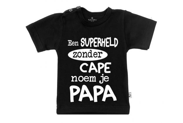 Wooden Buttons t-shirt lm Een super held zonder cape noem je Papa zwart