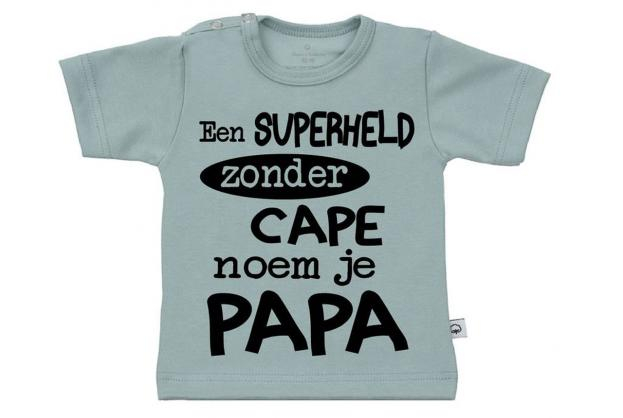 Wooden Buttons t-shirt lm Een super held zonder cape noem je Papa old green