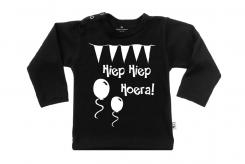 Wooden Buttons t-shirt lm Hiep hiep Hoera old zwart