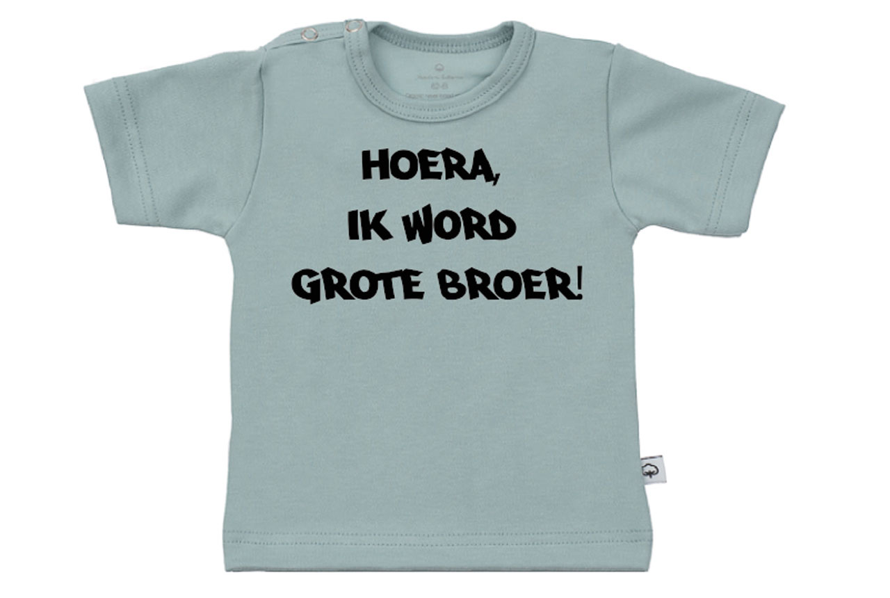 Wooden Buttons t-shirt km Hoera ik word grote broer old green